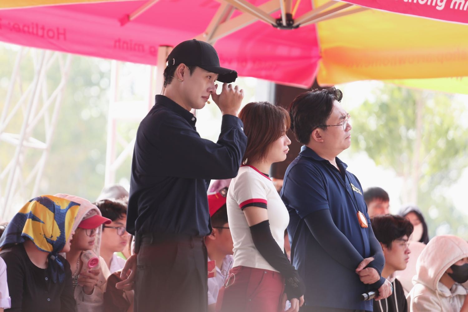 'Mái ấm gia đình Việt': Đại Nghĩa và Nhâm Phương Nam không cầm được nước mắt trước người bà bệnh tật vẫn gồng gánh nuôi 3 cháu mồ côi