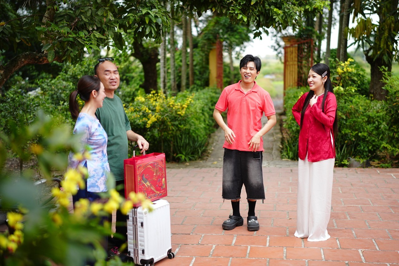 Thu Trang - Tiến Luật trở lại với 'Tết đến rồi về nhà thôi 9', hé lộ vai diễn của bé Andy