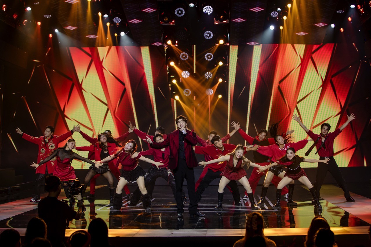 Không hổ danh 'ông hoàng nhạc xuân': Noo Phước Thịnh tái xuất rực rỡ tại 'Gala nhạc Việt 2026' với 'Tết an nhiên, Tết bình yên'