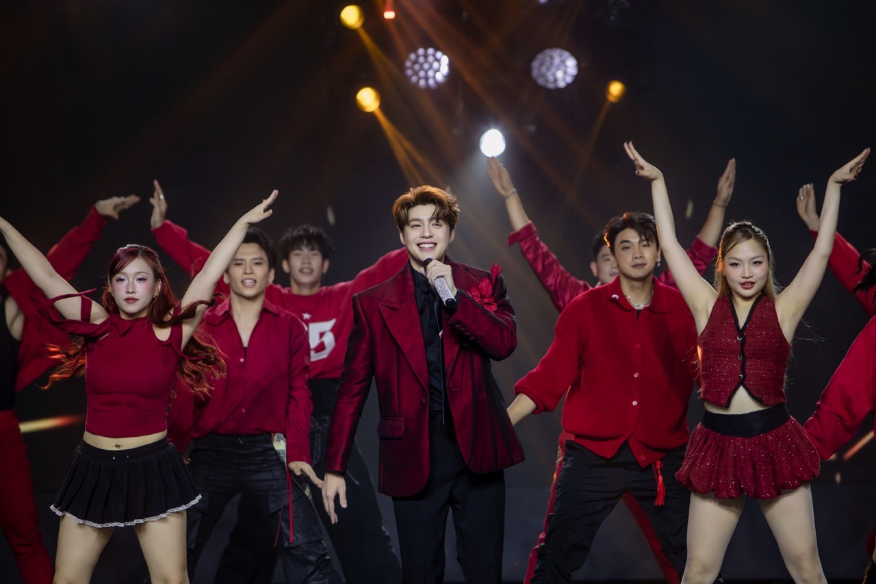 Không hổ danh 'ông hoàng nhạc xuân': Noo Phước Thịnh tái xuất rực rỡ tại 'Gala nhạc Việt 2026' với 'Tết an nhiên, Tết bình yên'