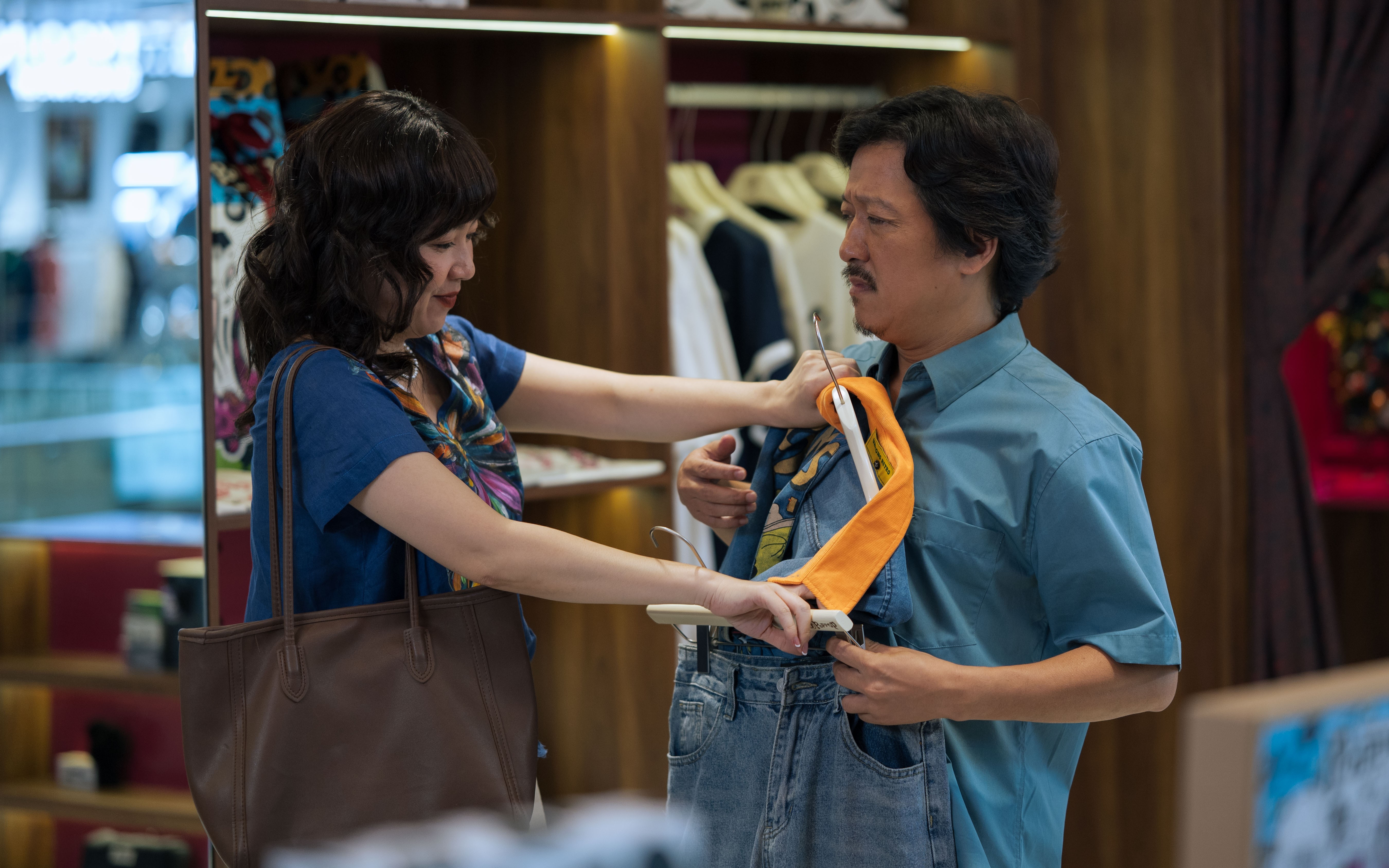 Trường Giang 'chơi tất tay' khi kéo một nửa showbiz hội tụ trong 'Nhà ba tôi một phòng'