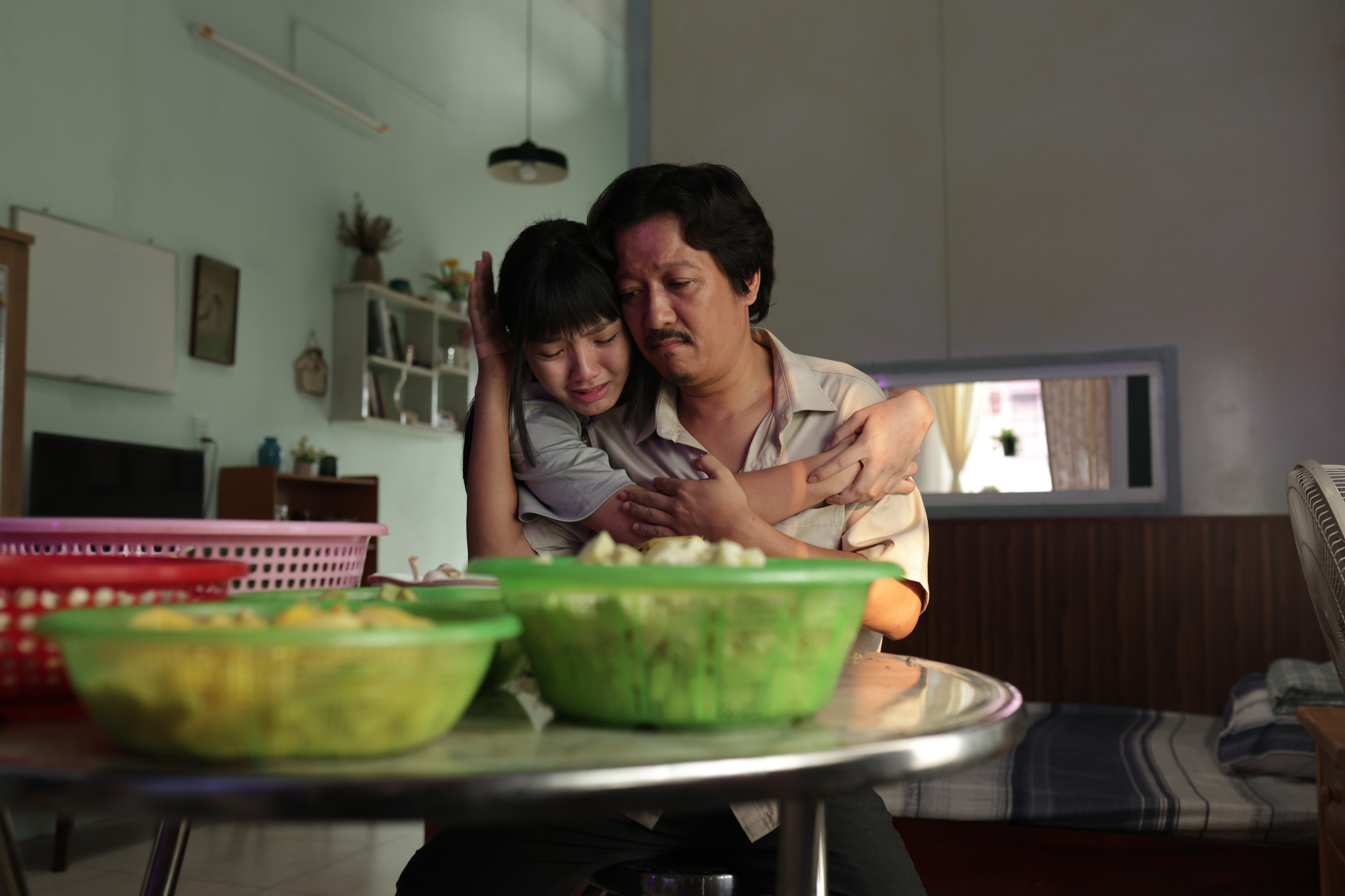 Trường Giang 'chơi tất tay' khi kéo một nửa showbiz hội tụ trong 'Nhà ba tôi một phòng'