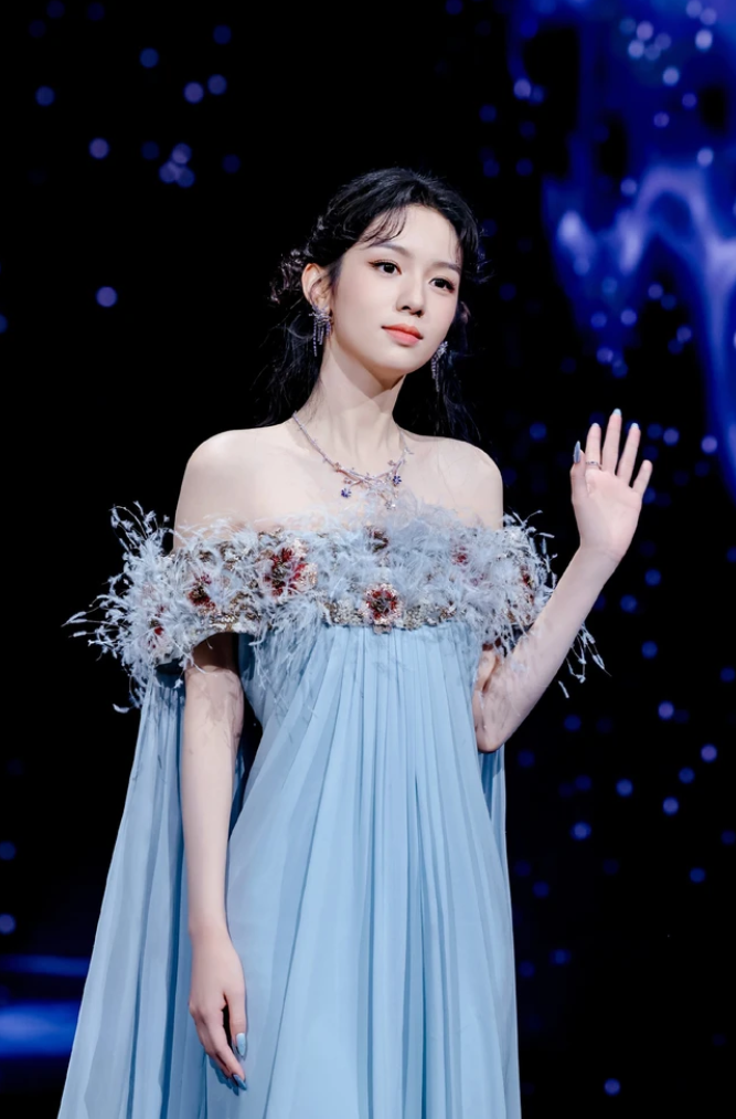 Châu Dã gây bàn tán với tạo hình đối lập tại đêm hội Weibo