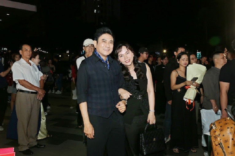 Vợ chồng Hoàng Phúc - Uyên Phương hội ngộ dàn sao tại sự kiện