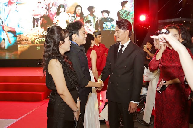 Vợ chồng Hoàng Phúc - Uyên Phương hội ngộ dàn sao tại sự kiện