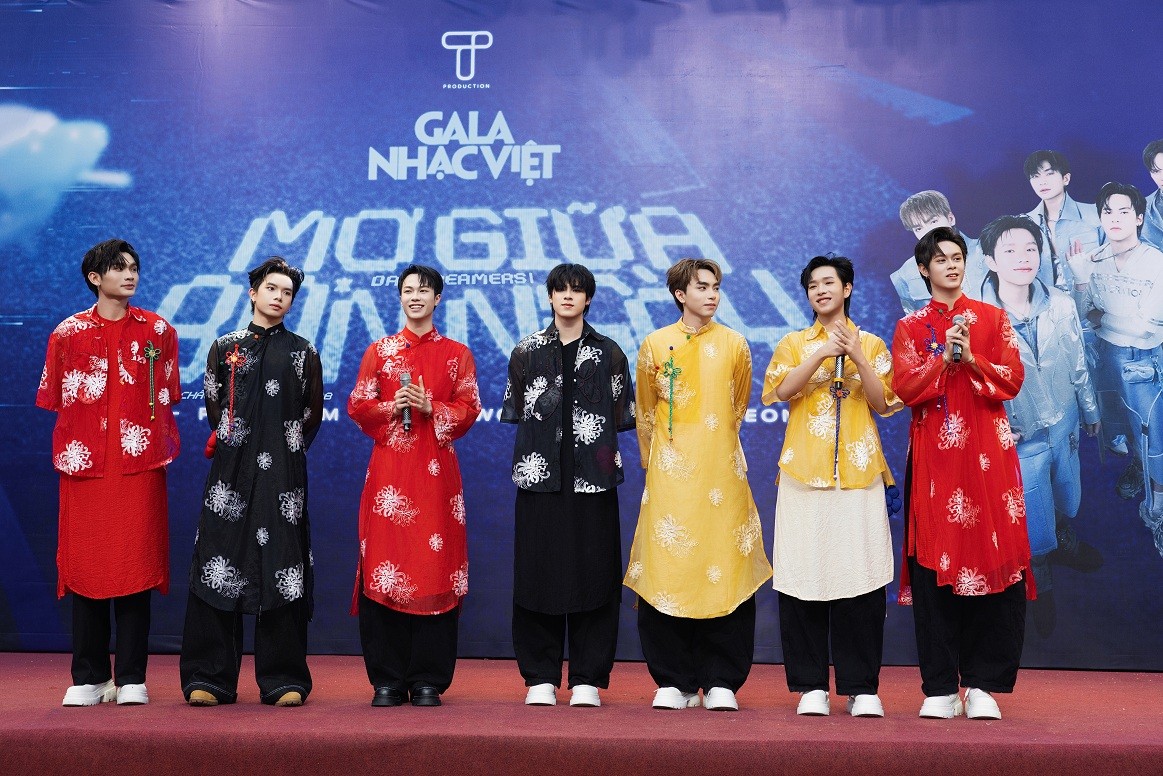 Fan đến chật kín giao lưu với nhóm Uprize nhân dịp ra mắt ca khúc 'Mơ giữa ban ngày' tại 'Gala nhạc Việt'