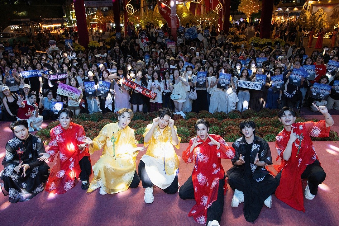 Fan đến chật kín giao lưu với nhóm Uprize nhân dịp ra mắt ca khúc 'Mơ giữa ban ngày' tại 'Gala nhạc Việt'