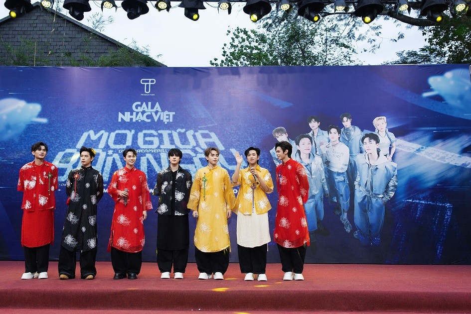 Fan đến chật kín giao lưu với nhóm Uprize nhân dịp ra mắt ca khúc 'Mơ giữa ban ngày' tại 'Gala nhạc Việt'