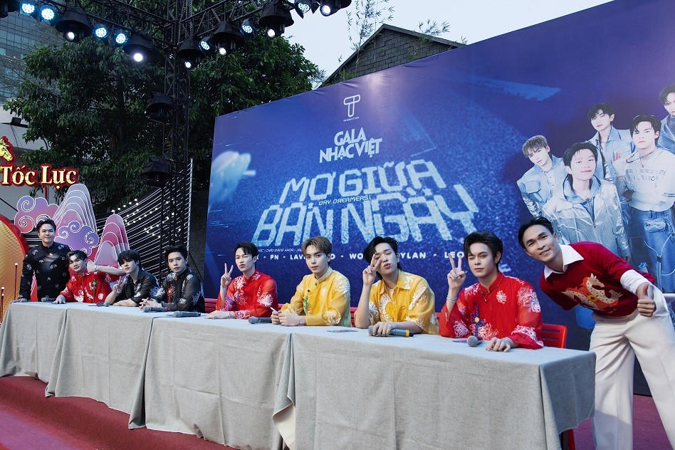 Fan đến chật kín giao lưu với nhóm Uprize nhân dịp ra mắt ca khúc 'Mơ giữa ban ngày' tại 'Gala nhạc Việt'