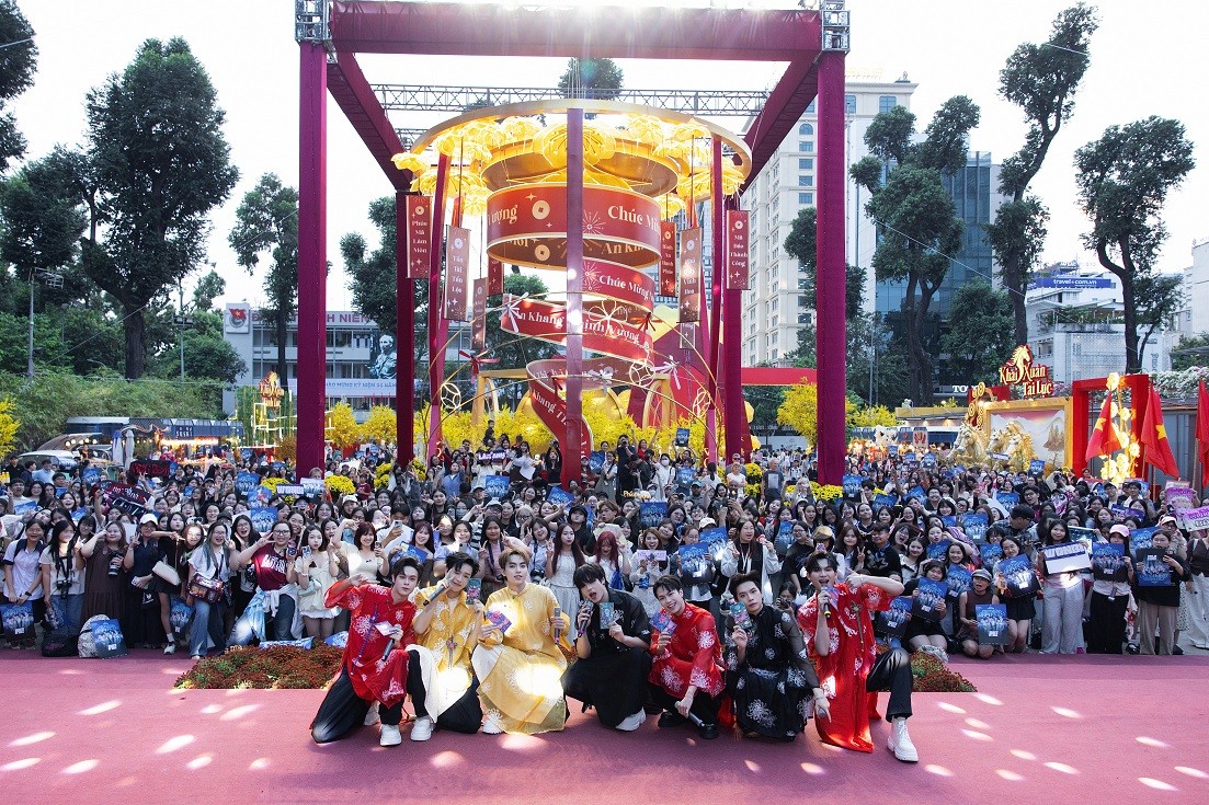 Fan đến chật kín giao lưu với nhóm Uprize nhân dịp ra mắt ca khúc 'Mơ giữa ban ngày' tại 'Gala nhạc Việt'