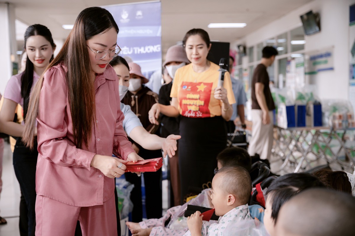 Hoa hậu Hoàng Thanh Nga lan tỏa yêu thương đến 250 bệnh nhi ung thư tại TP. HCM