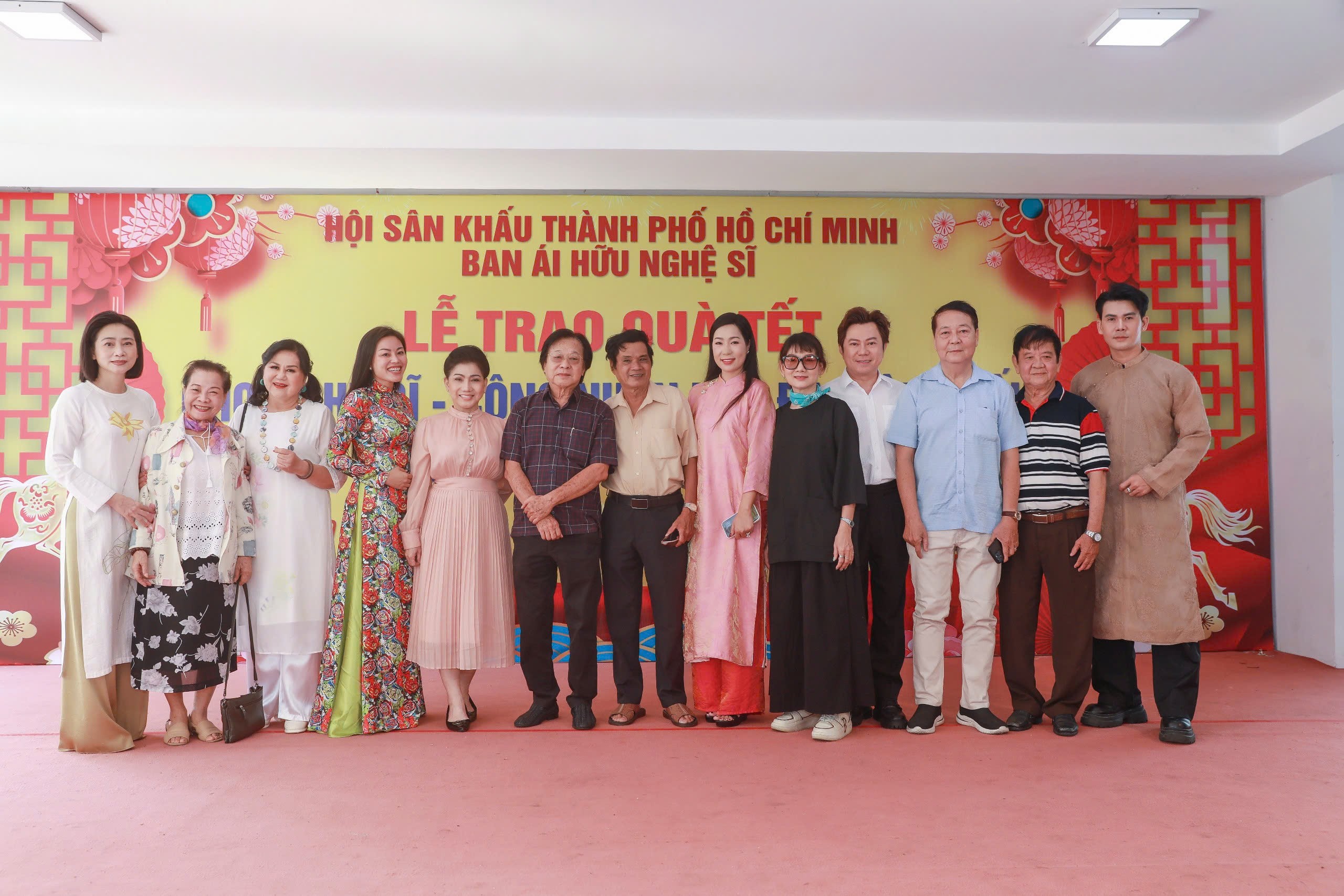 NSND Trịnh Kim Chi mang Tết sớm nghệ sĩ nghèo và đội ngũ công nhân hậu đài