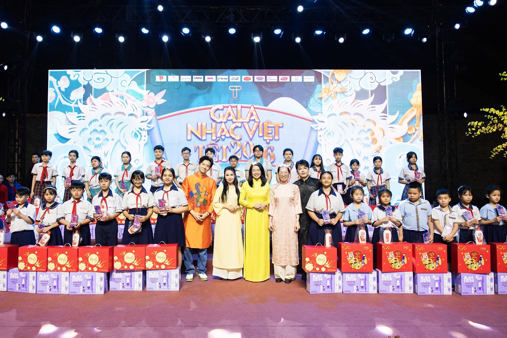 Hồ Ngọc Hà, Cẩm Ly cùng dàn sao 'khủng' V-biz đổ bộ 'Gala nhạc Việt 2026'