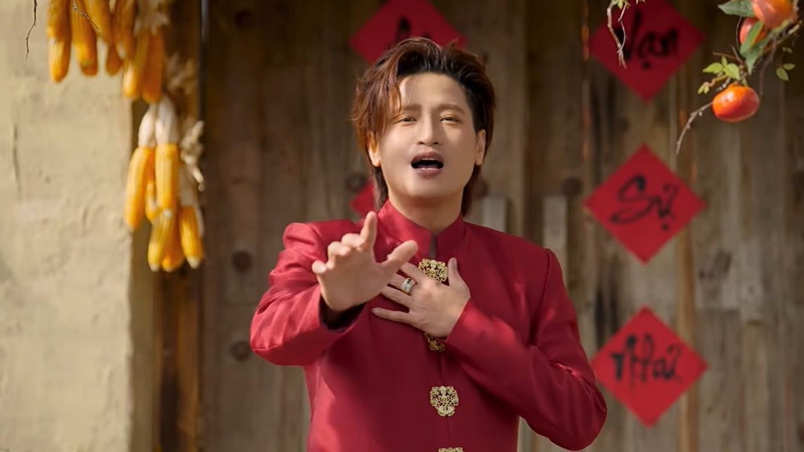 Ca sĩ Đỗ Minh Quân chính thức gia nhập 'đường đua' nhạc Tết với MV 'Xuân huyên náo'