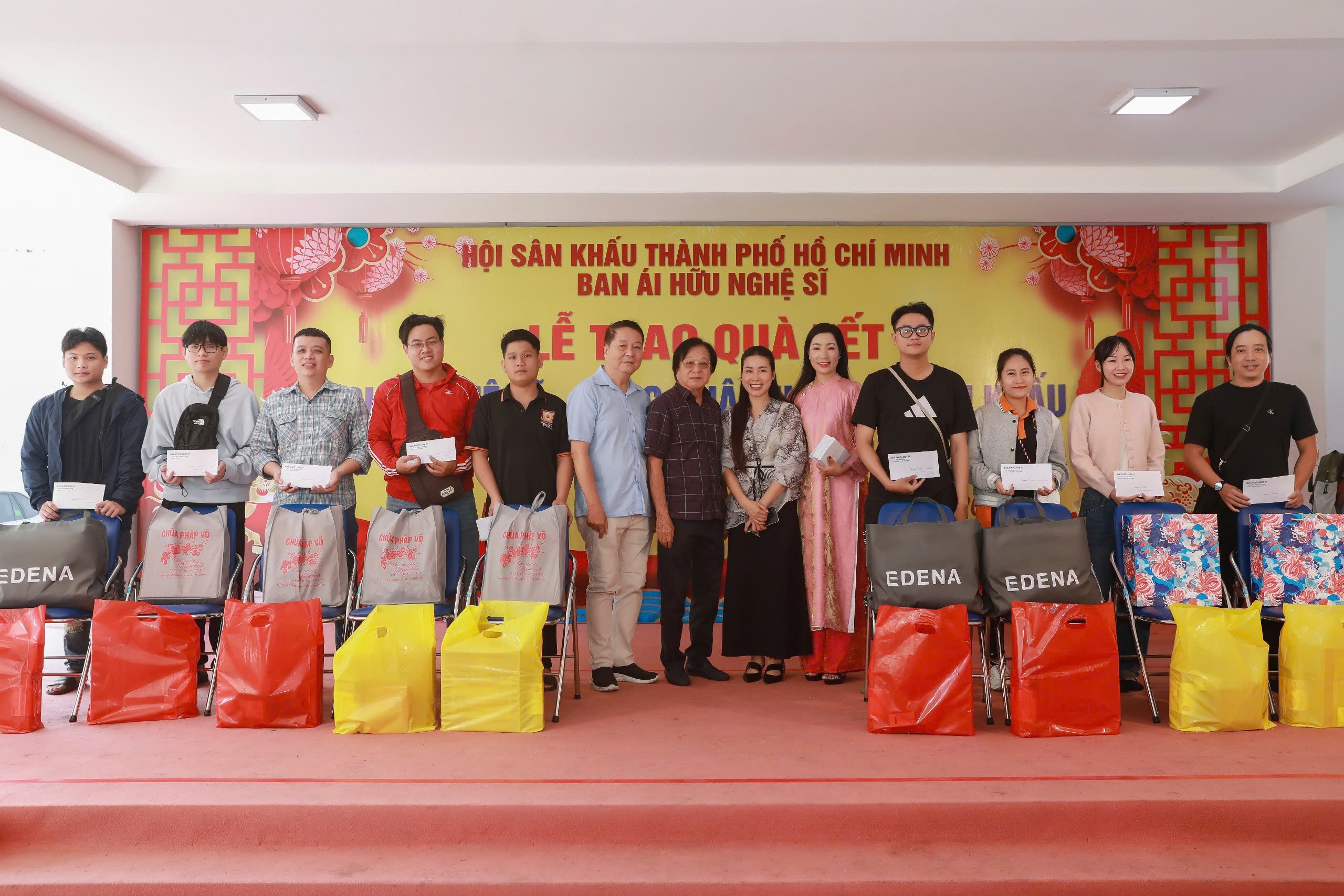 NSND Trịnh Kim Chi mang Tết sớm nghệ sĩ nghèo và đội ngũ công nhân hậu đài