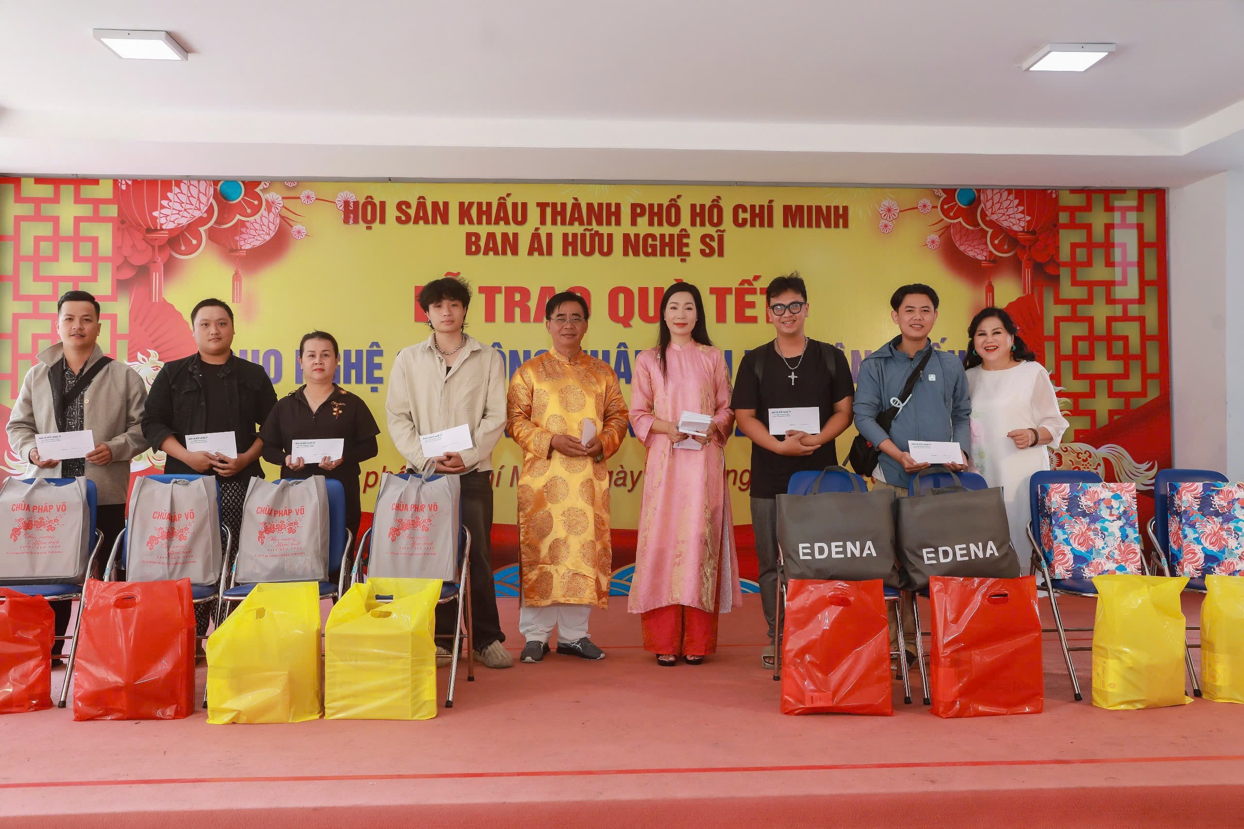 NSND Trịnh Kim Chi mang Tết sớm nghệ sĩ nghèo và đội ngũ công nhân hậu đài