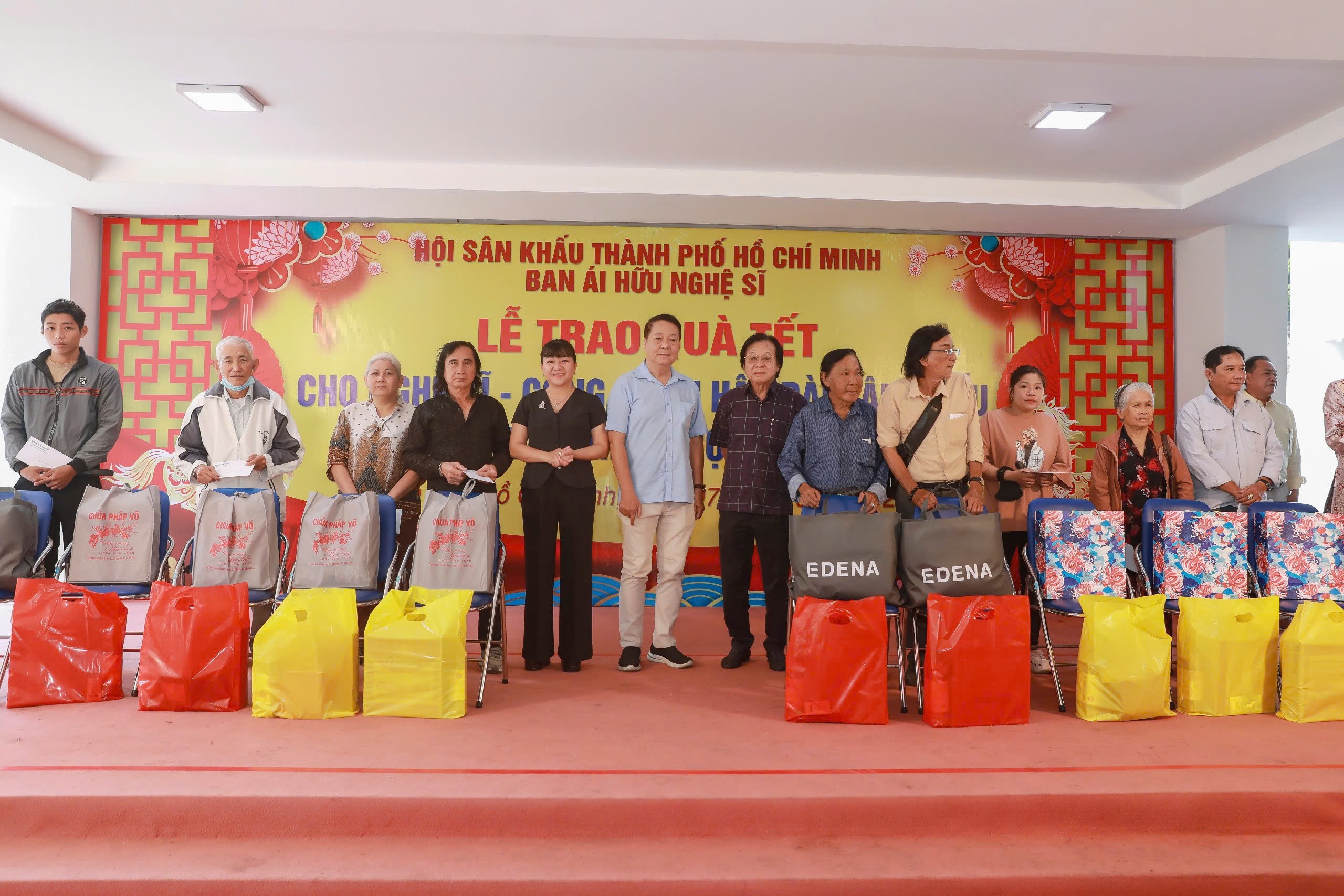 NSND Trịnh Kim Chi mang Tết sớm nghệ sĩ nghèo và đội ngũ công nhân hậu đài