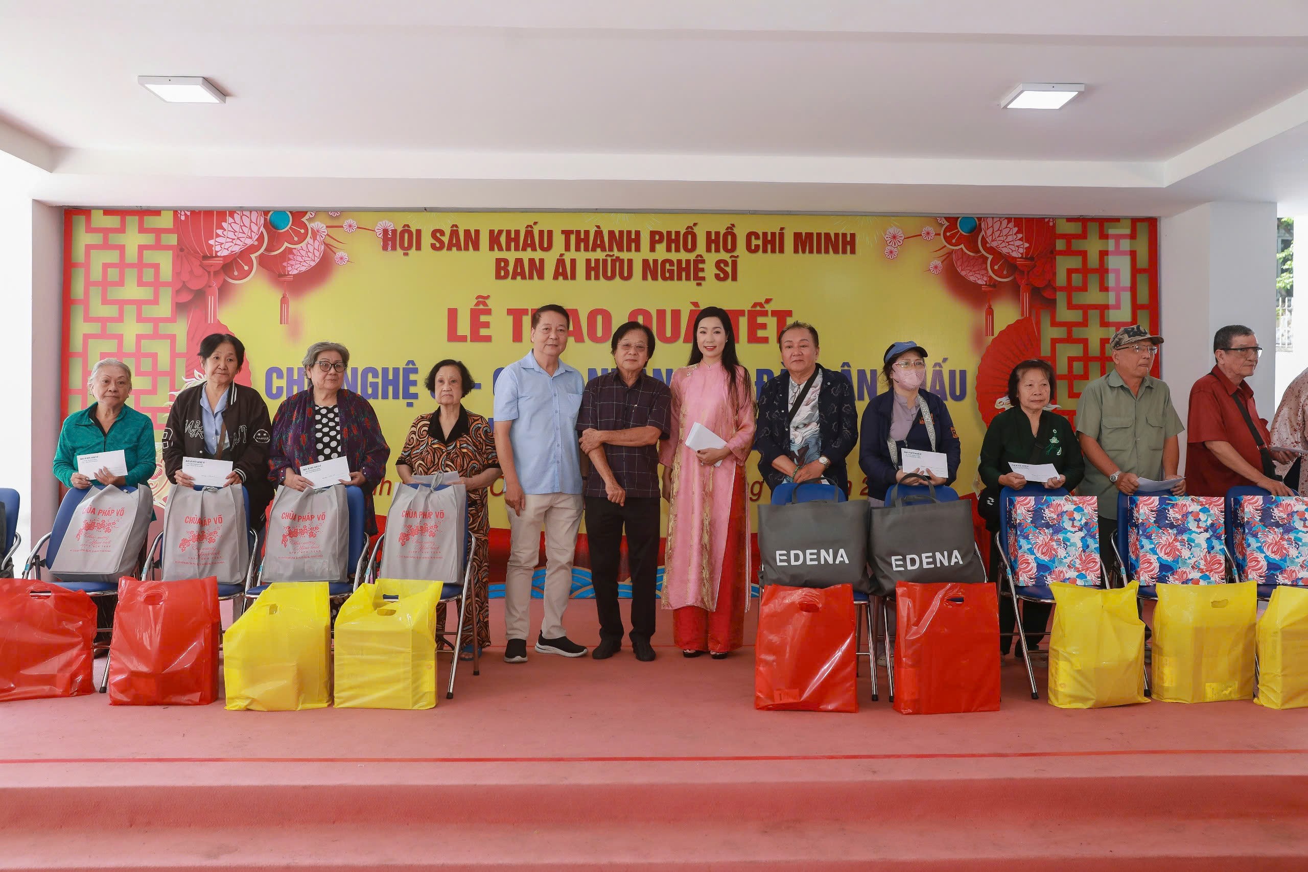 NSND Trịnh Kim Chi mang Tết sớm nghệ sĩ nghèo và đội ngũ công nhân hậu đài