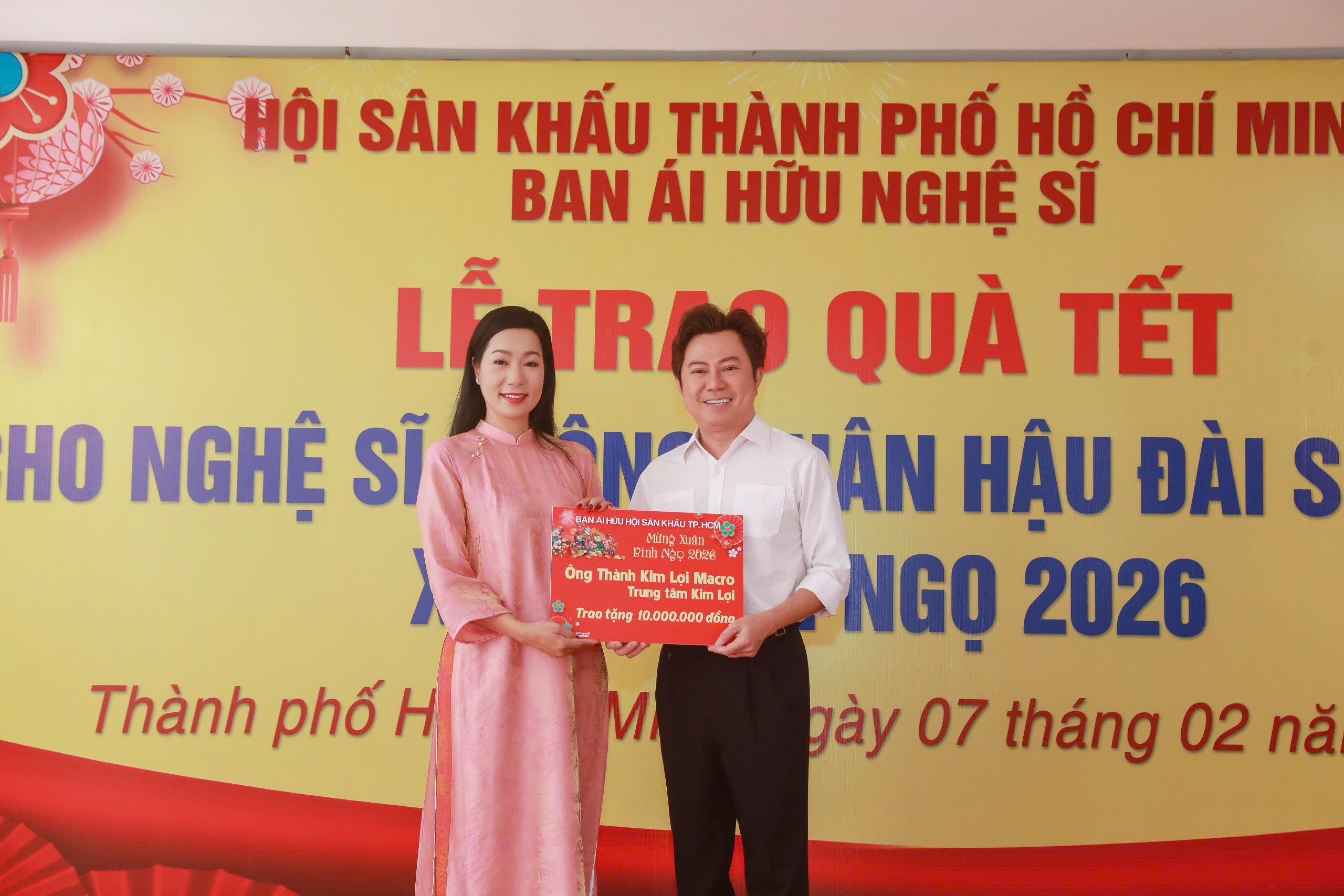 NSND Trịnh Kim Chi mang Tết sớm nghệ sĩ nghèo và đội ngũ công nhân hậu đài
