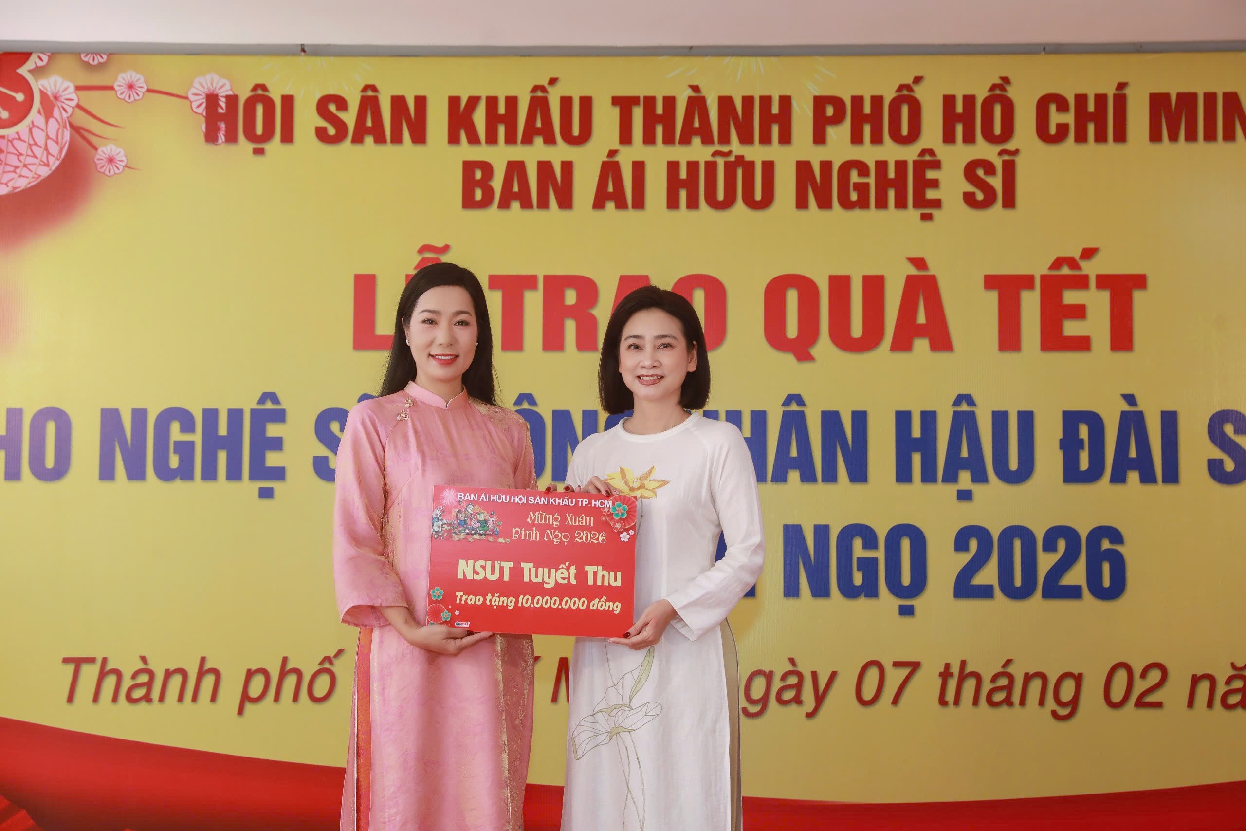 NSND Trịnh Kim Chi mang Tết sớm nghệ sĩ nghèo và đội ngũ công nhân hậu đài