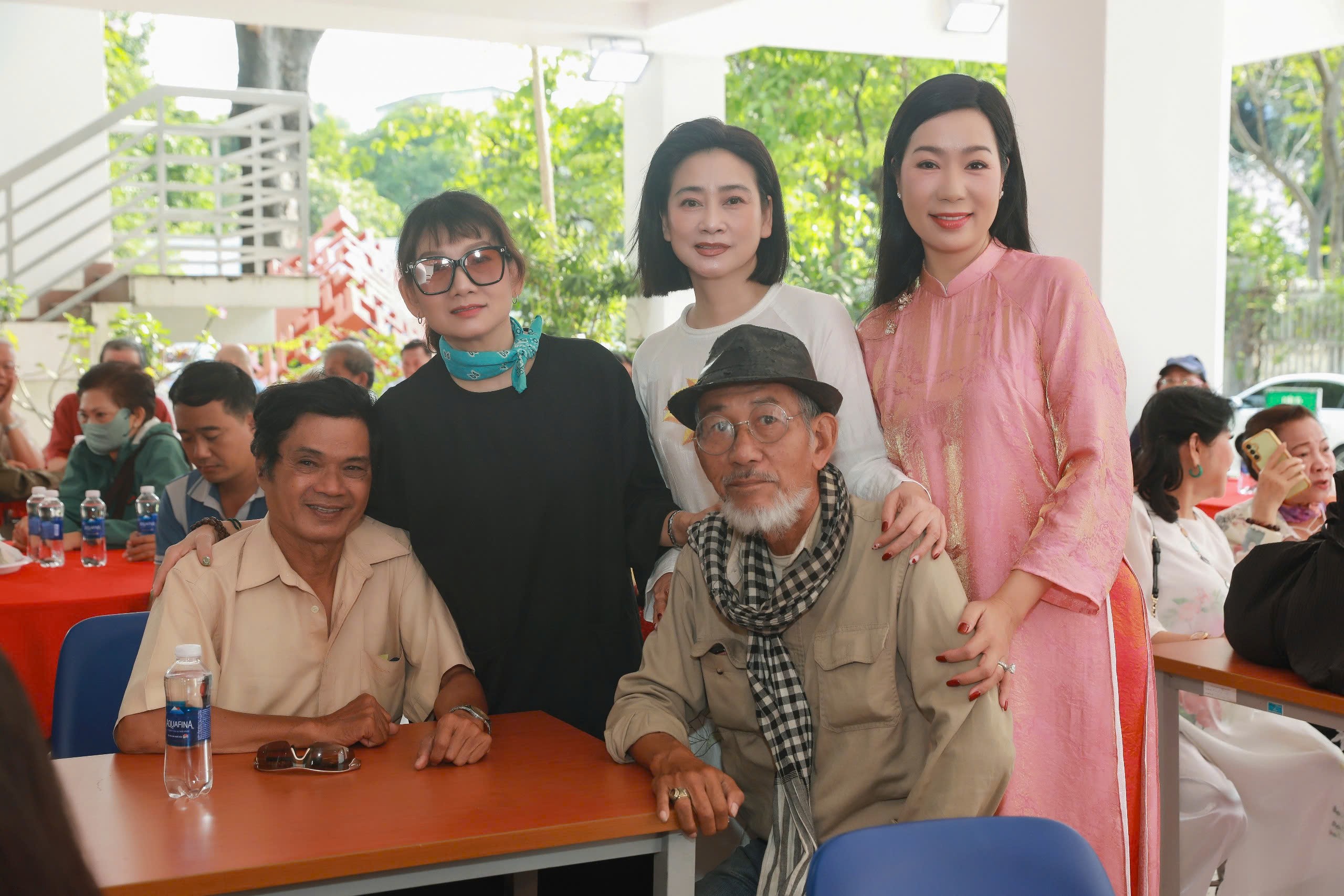 NSND Trịnh Kim Chi mang Tết sớm nghệ sĩ nghèo và đội ngũ công nhân hậu đài