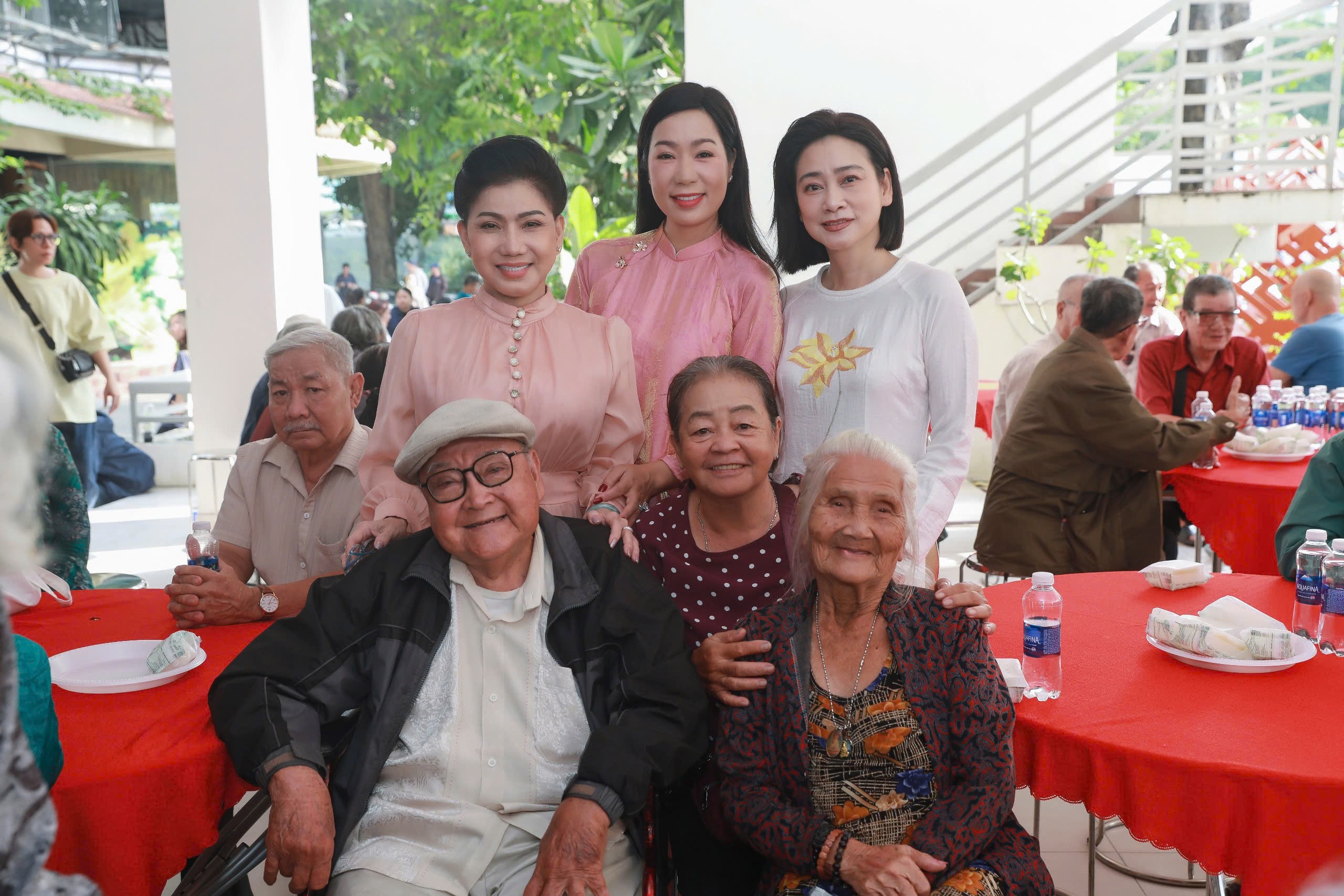 NSND Trịnh Kim Chi mang Tết sớm nghệ sĩ nghèo và đội ngũ công nhân hậu đài