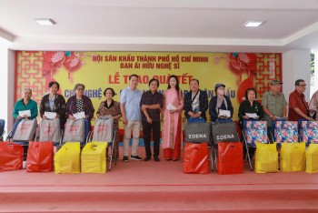 NSND Trịnh Kim Chi mang Tết sớm nghệ sĩ nghèo và đội ngũ công nhân hậu đài