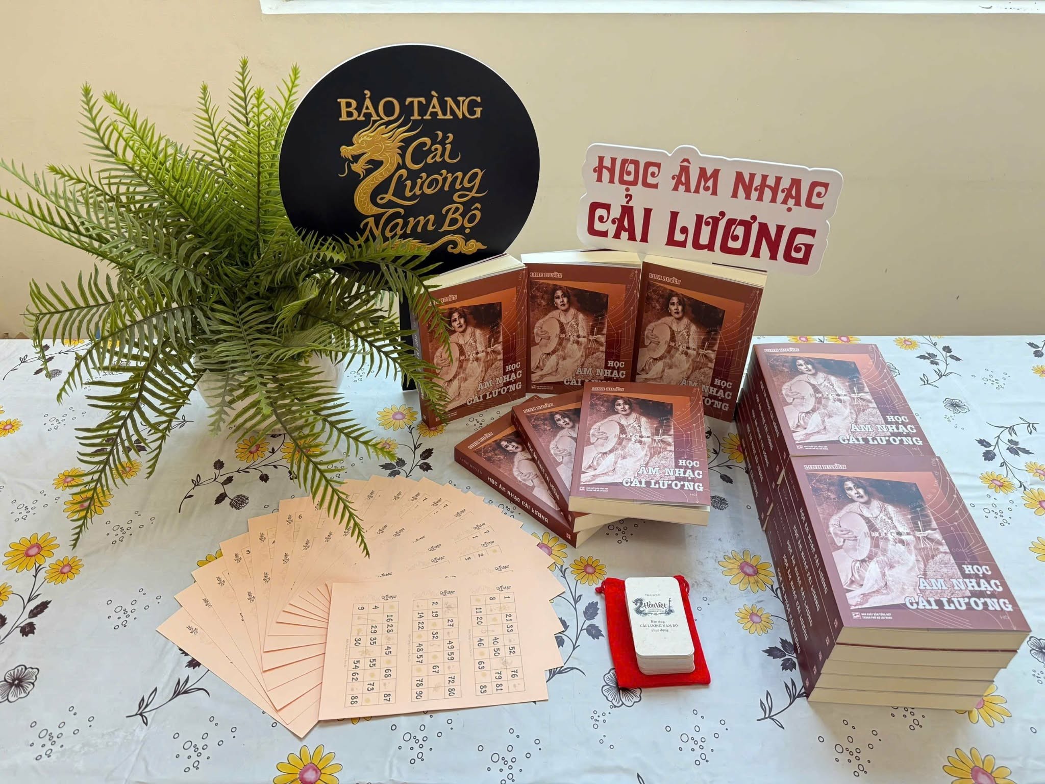 Nghệ sĩ Linh Huyền ra mắt sách 'Học âm nhạc cải lương' trong buổi Hội thảo 'Không gian di sản số'