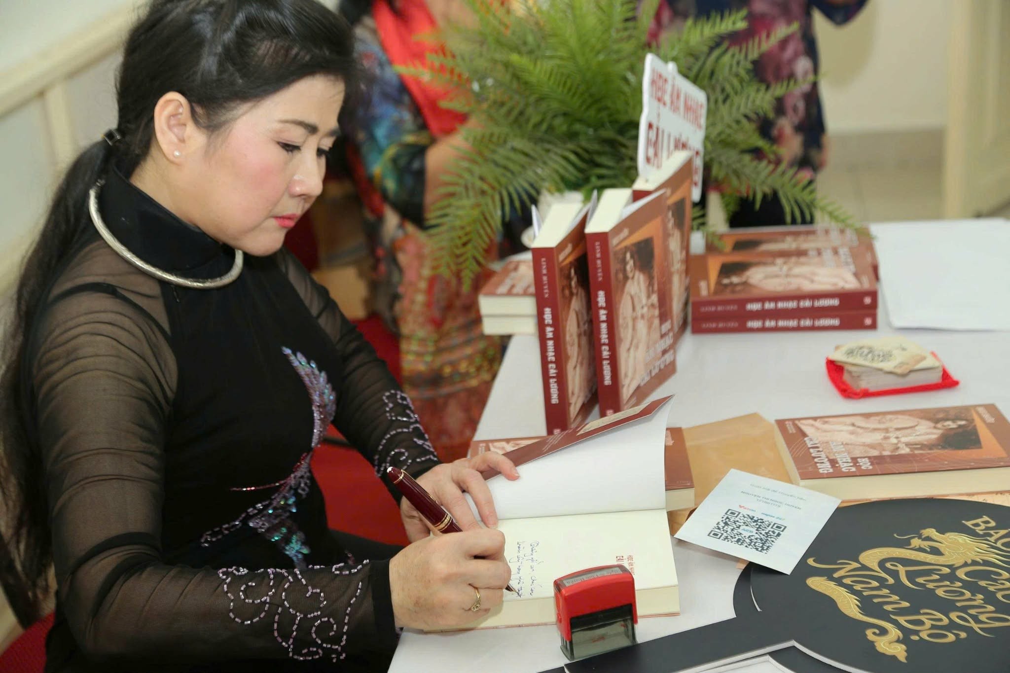 Nghệ sĩ Linh Huyền ra mắt sách 'Học âm nhạc cải lương' trong buổi Hội thảo 'Không gian di sản số'