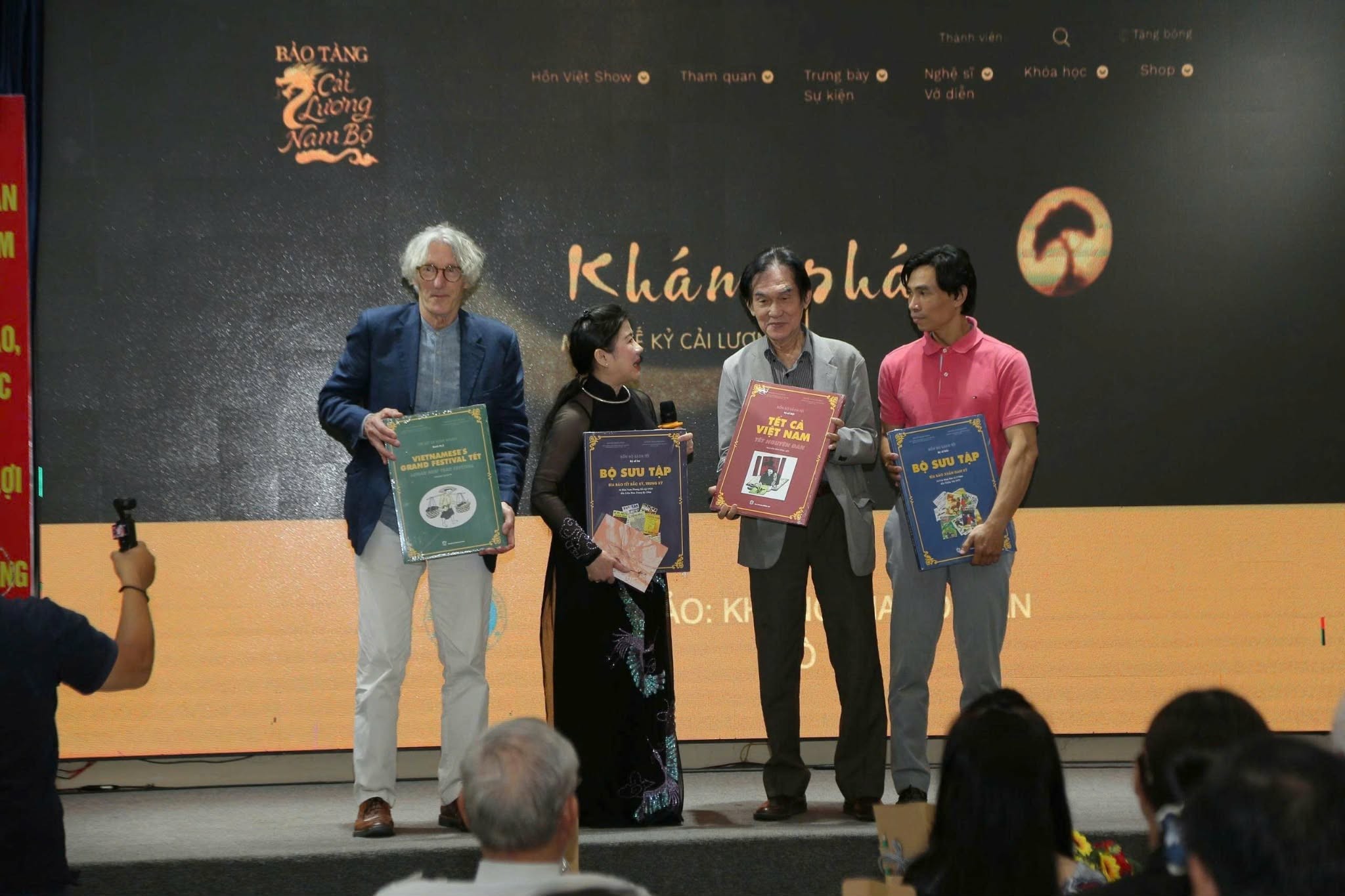 Nghệ sĩ Linh Huyền ra mắt sách 'Học âm nhạc cải lương' trong buổi Hội thảo 'Không gian di sản số'