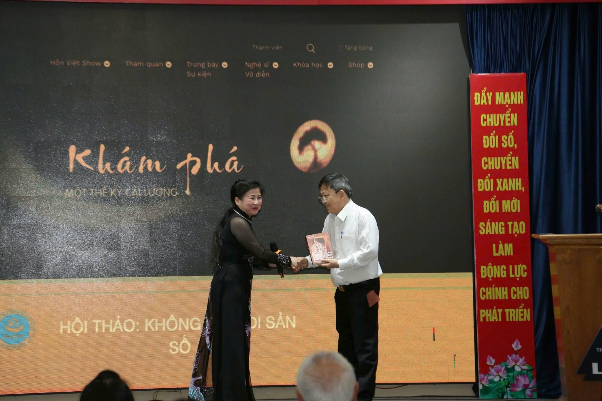 Nghệ sĩ Linh Huyền ra mắt sách 'Học âm nhạc cải lương' trong buổi Hội thảo 'Không gian di sản số'