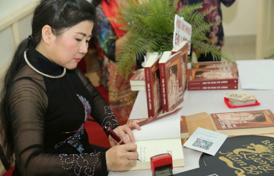 Nghệ sĩ Linh Huyền ra mắt sách 'Học âm nhạc cải lương' trong buổi Hội thảo 'Không gian di sản số'