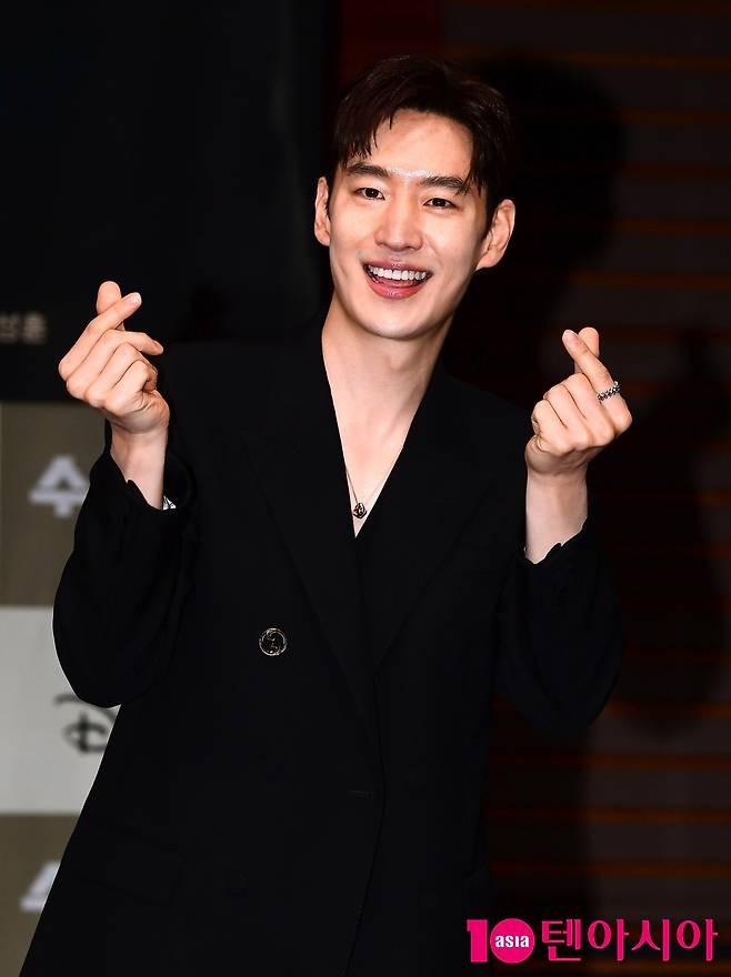 Lee Je Hoon nhận phản ứng trái chiều khi vào vai luật sư trong phim mới