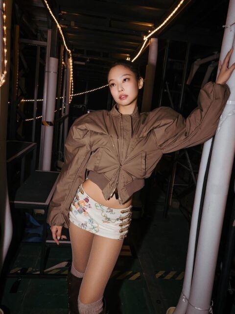 Loạt ảnh bán khỏa thân của Jennie (BlackPink) gây tranh cãi gay gắt
