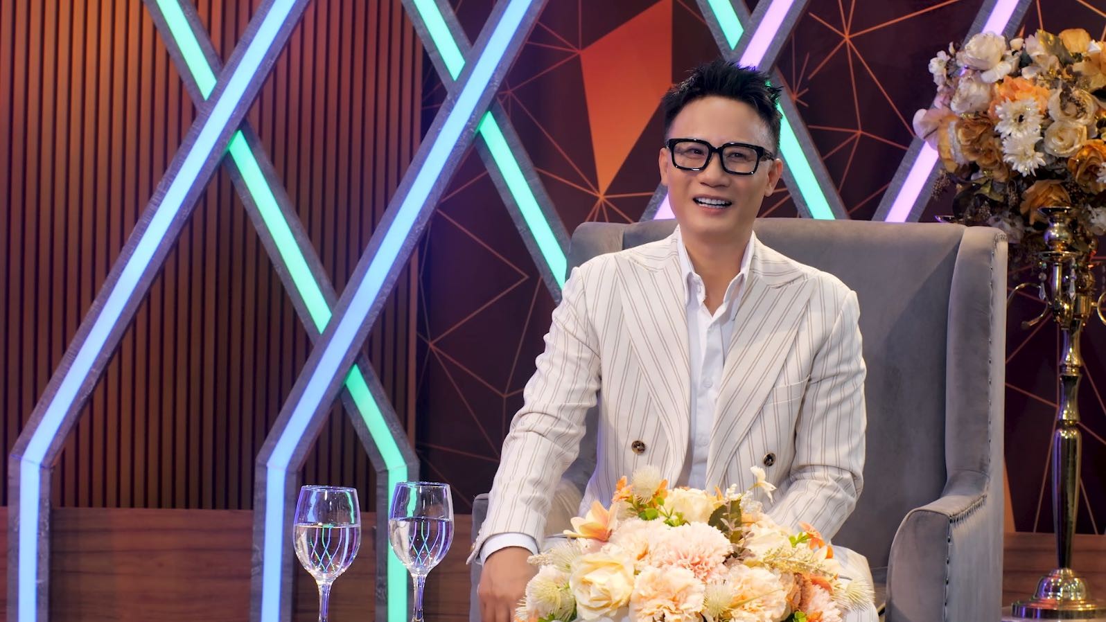 Nghệ sĩ Hoàng Bách lần đầu kể về áp lực 'cái bóng gia đình'