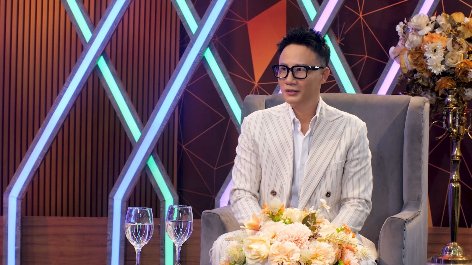 Nghệ sĩ Hoàng Bách lần đầu kể về áp lực 'cái bóng gia đình'