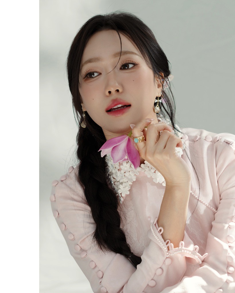 Diệu Nhi thướt tha với áo dài Tết, đón xuân Bính Ngọ