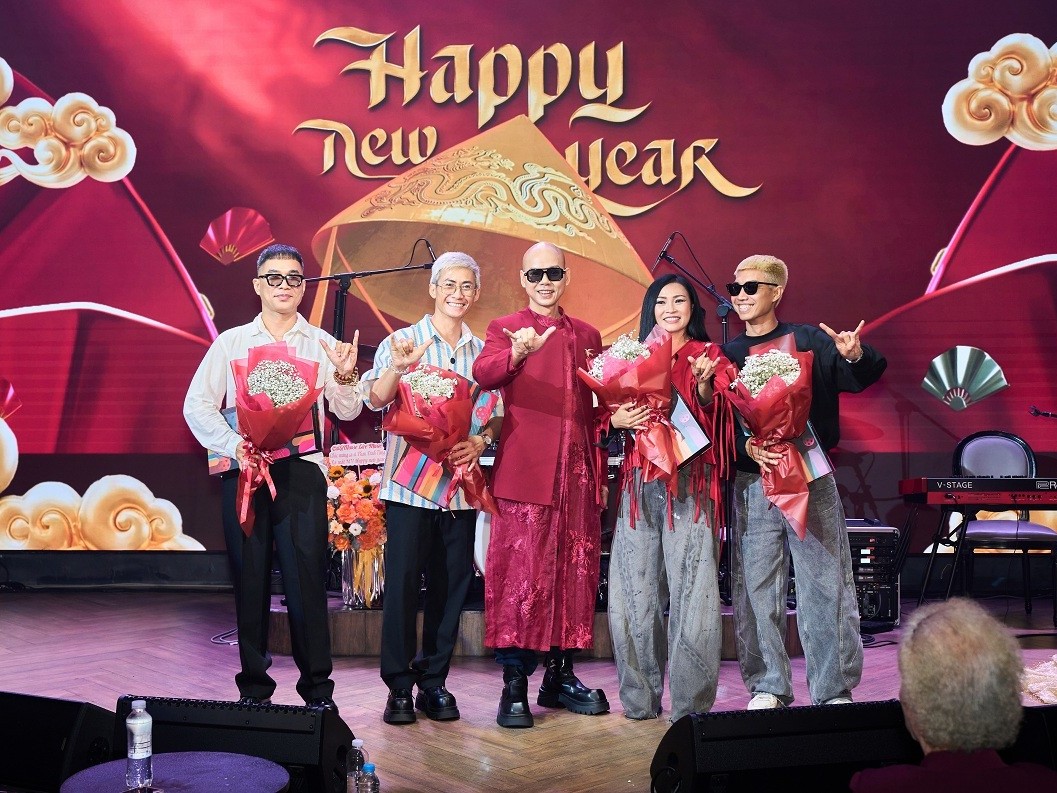 Phan Đinh Tùng trình làng 'Happy New Year', sáng tác mới kết nối Tết truyền thống và năm mới hiện đại