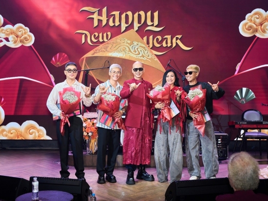 Phan Đinh Tùng trình làng 'Happy New Year', sáng tác mới kết nối Tết truyền thống và năm mới hiện đại