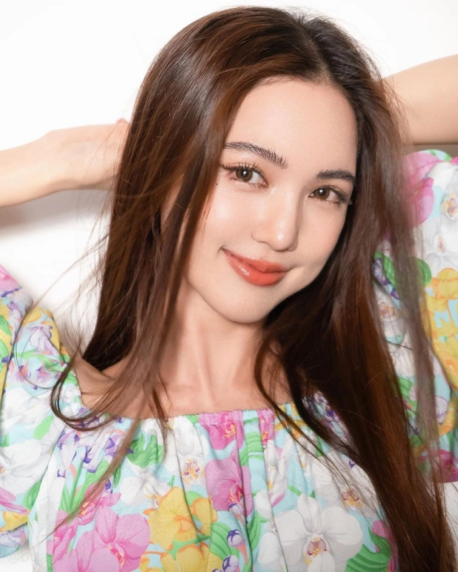 Jes Jespipat - Bua Nalinthip: Cặp đôi ‘tẻn tẻn’ đang khuấy động màn ảnh Việt với 'Hẹn yêu nơi công sở'