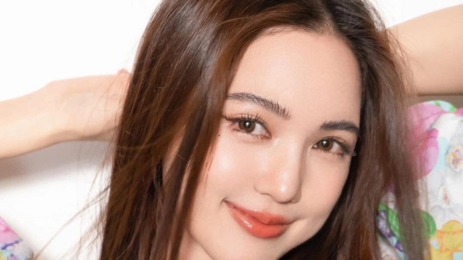 Jes Jespipat - Bua Nalinthip: Cặp đôi ‘tẻn tẻn’ đang khuấy động màn ảnh Việt với 'Hẹn yêu nơi công sở'