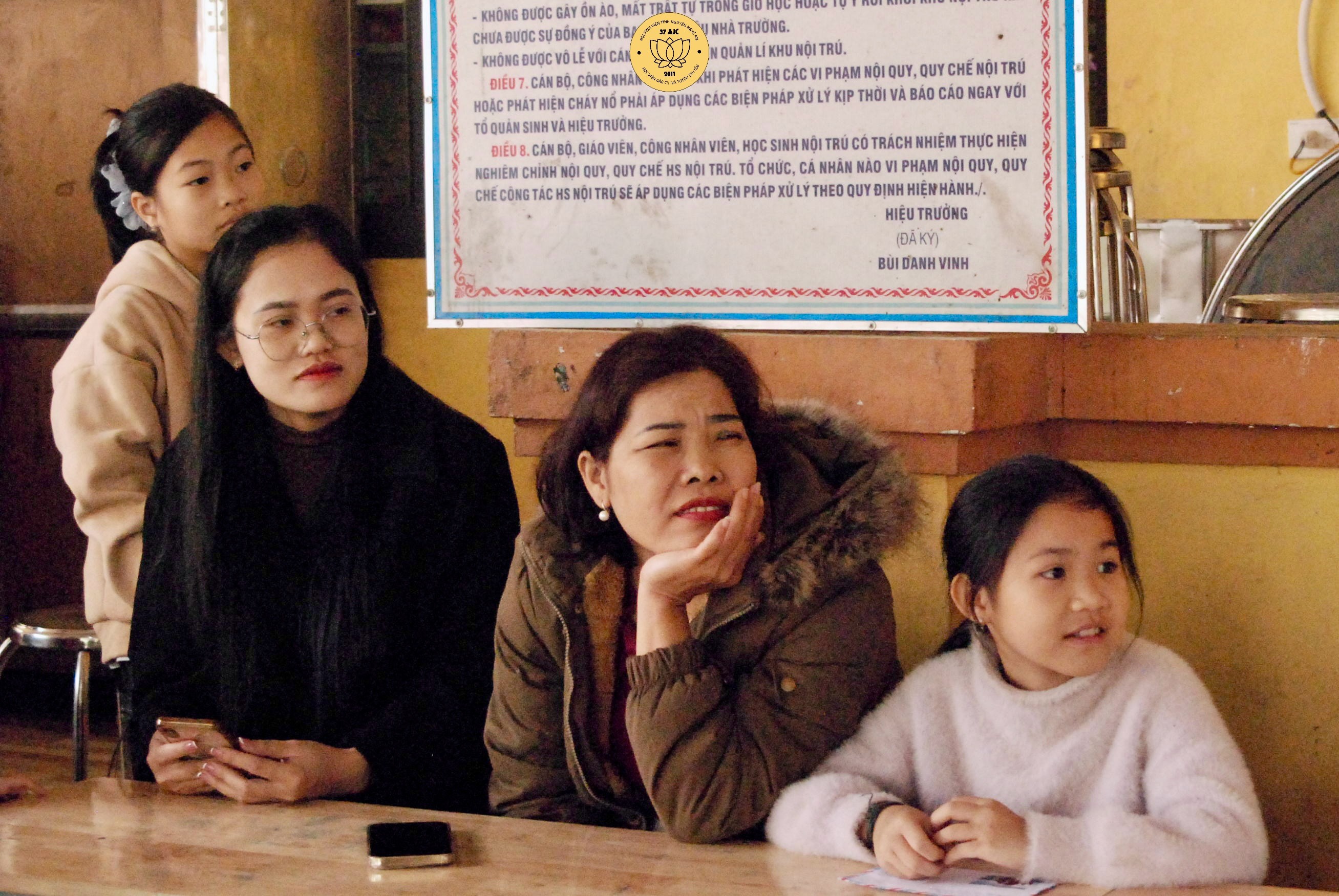 Ảnh 2: Thầy cô giáo và các em học sinh chăm chú theo dõi chương trình. (Ảnh: Đội SVTN Nghệ An tại AJC)