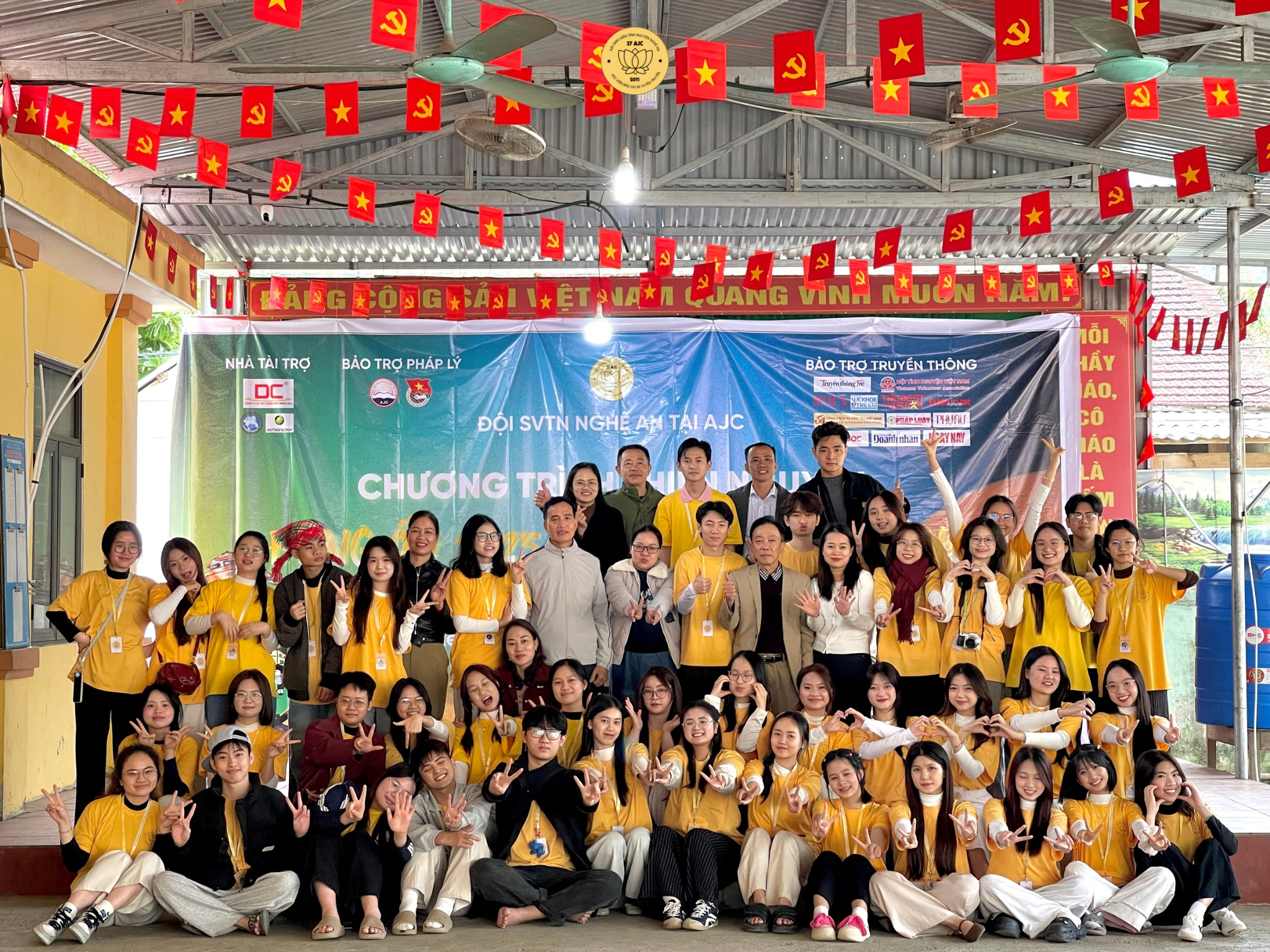 Ảnh 4: Mỗi khoảnh khắc là một kỷ niệm đáng nhớ trên hành trình trao yêu thương. (Ảnh: Đội SVTN Nghệ An tại AJC)