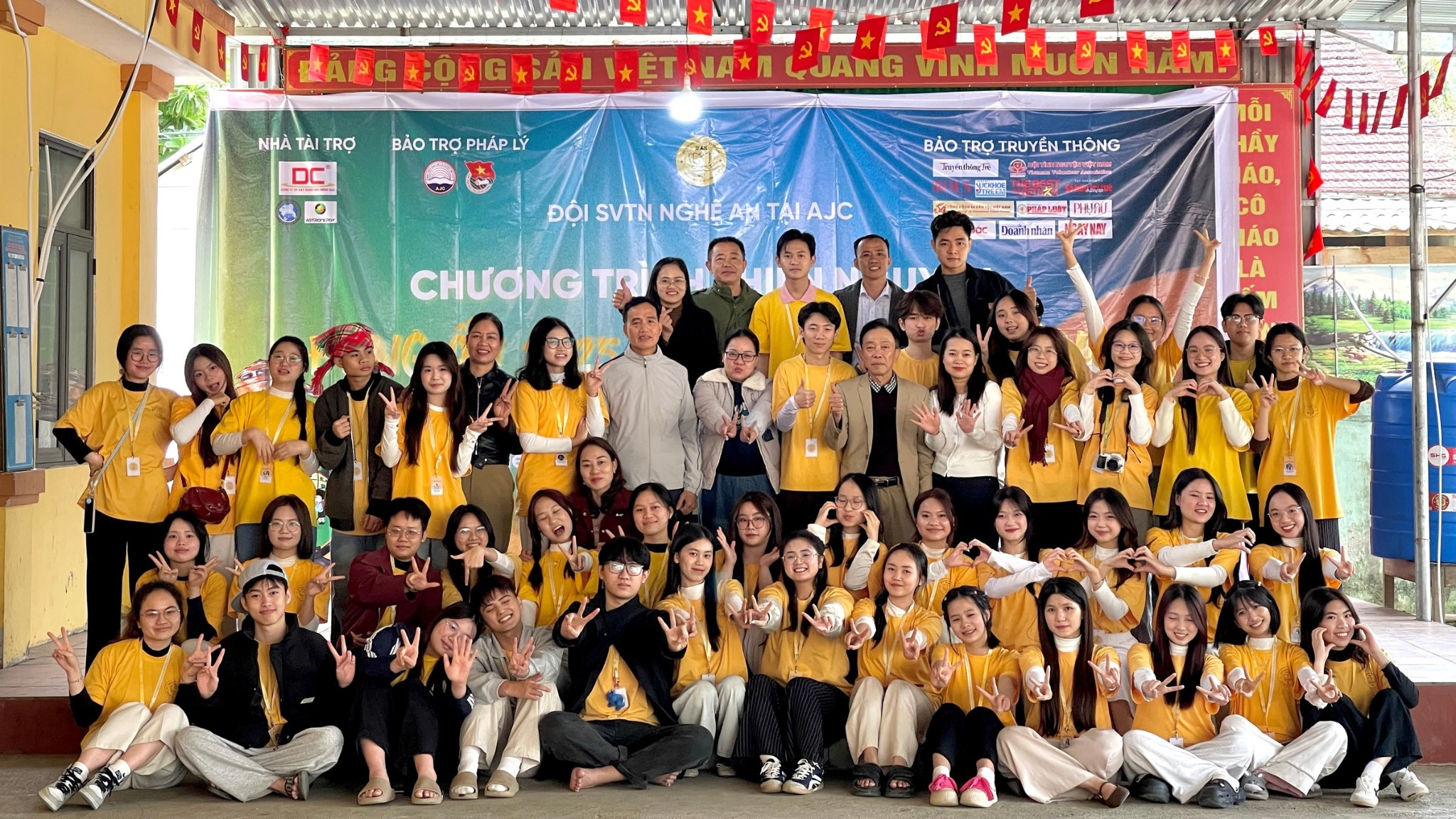 Cùng 'Khai đăng tỏ lòng' mang hơi ấm về nơi rẻo cao xứ Nghệ