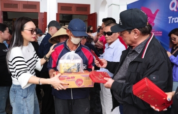 Mỹ Tâm tặng 1.000 phần quà Tết cho bà con khó khăn tại Đà Nẵng và Quảng Nam (cũ)