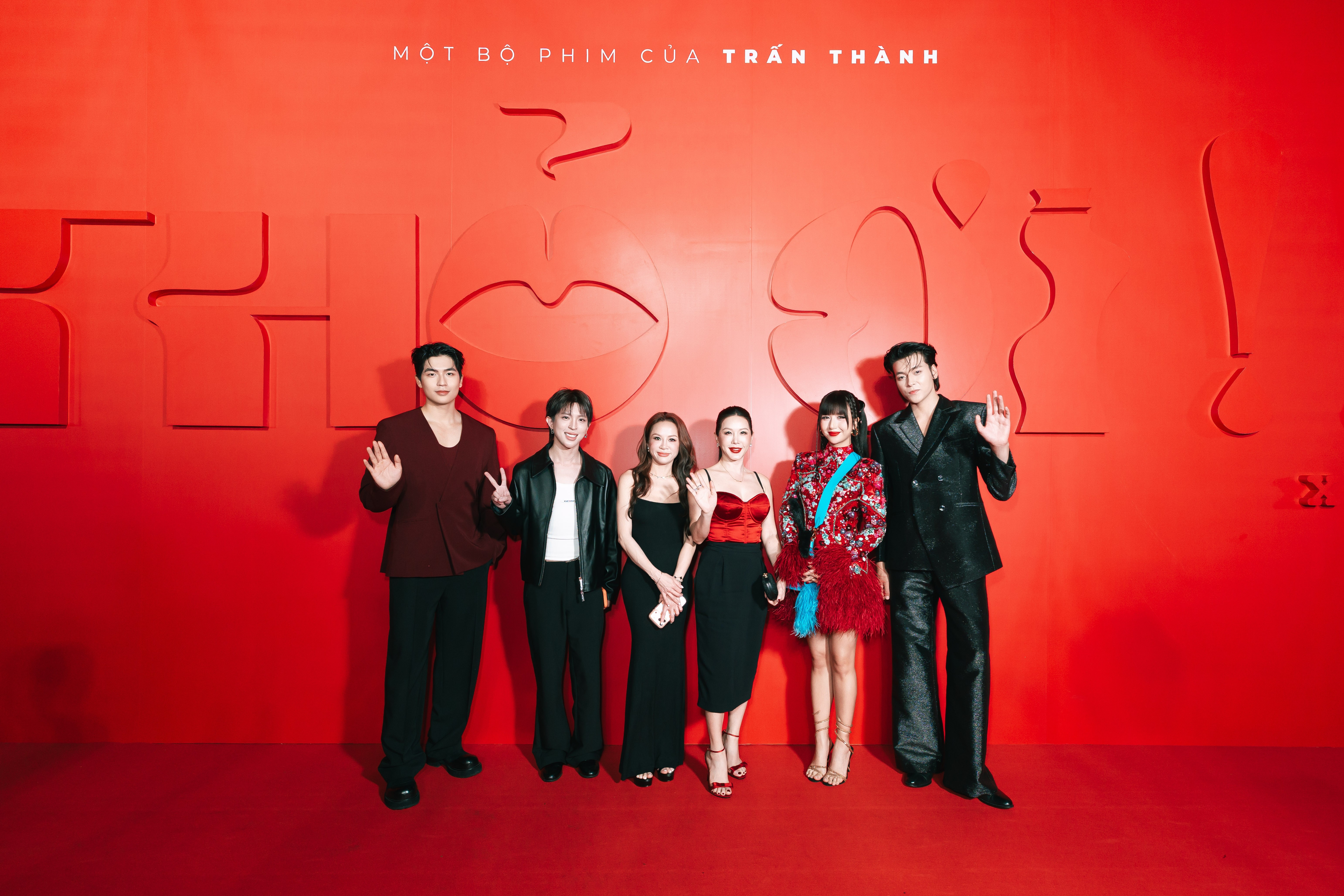 Ngàn sao hội tụ tại thảm đỏ công chiếu phim 'Thỏ ơi!!'