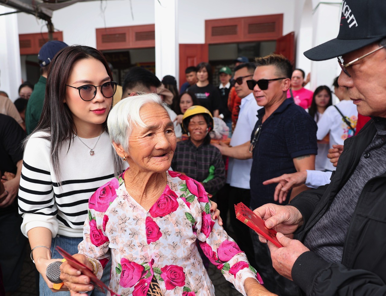 Mỹ Tâm tặng 1.000 phần quà Tết cho bà con khó khăn tại Đà Nẵng và Quảng Nam (cũ)