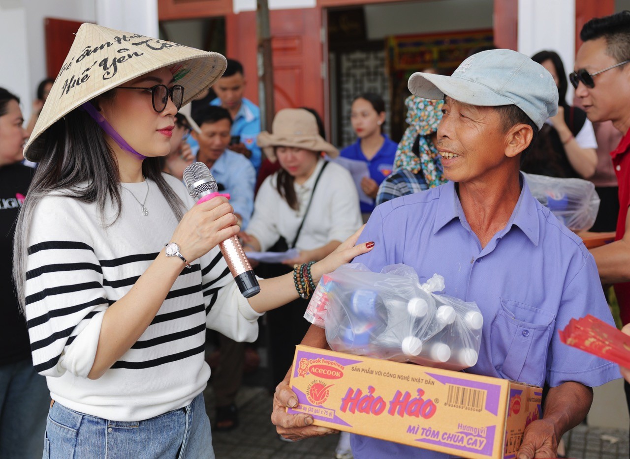Mỹ Tâm tặng 1.000 phần quà Tết cho bà con khó khăn tại Đà Nẵng và Quảng Nam (cũ)