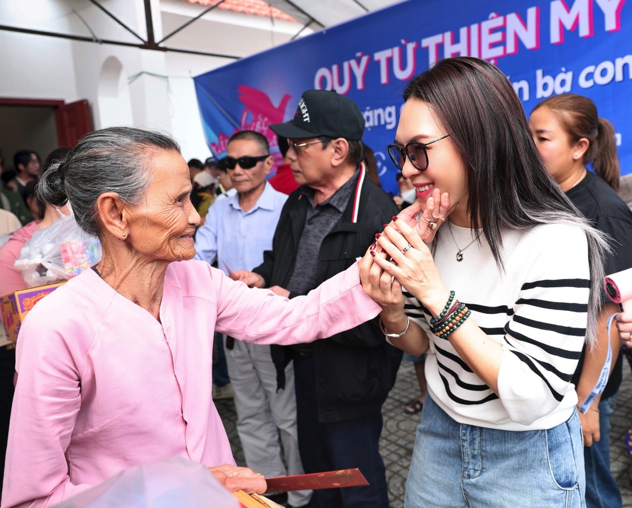 Mỹ Tâm tặng 1.000 phần quà Tết cho bà con khó khăn tại Đà Nẵng và Quảng Nam (cũ)