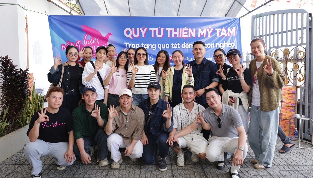 Mỹ Tâm tặng 1.000 phần quà Tết cho bà con khó khăn tại Đà Nẵng và Quảng Nam (cũ)